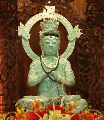 Tượng Phật bằng ngọc Jadeit tự nhiên (Ảnh: Quang Trung) Tượng Phật bằng ngọc Jadeit tự nhiên (Ảnh: Quang Trung)