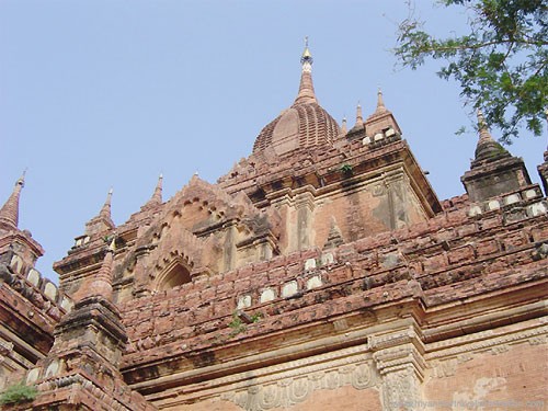 Toàn cảnh quần thể di tích Bagan. Ảnh: Corbis. Chùa Giglo XIII trong quần thể di tích Bagan. Mỗi tòa tháp là một công trình điêu khắc tinh xảo. Ảnh: Dhama. Đền Sulamani Guphaya được xây dựng từ thế kỷ 12, là một trong những địa điểm thu hút khách du lịch nhất trong toàn quần thể. Tên của đền có nghĩa là "Ngọc quý". Ảnh: Dhama. Một góc tường rêu phong màu thời gian. Ảnh: Dhama. Bình minh ngái ngủ trên Bagan. Ảnh: Dhama. Ảnh: Corbis Một thời vàng son ở Bagan