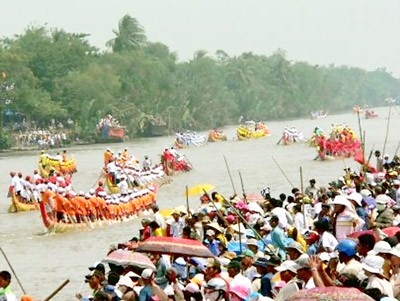 Đua ghe ngo trong lễ hội Ok om bok. Ảnh: T.L. Đua ghe ngo trong lễ hội Ok om bok. Ảnh: T.L.