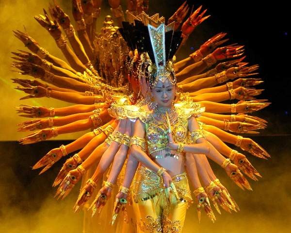 “Sứ giả của vẻ đẹp con người”đến Việt Nam ảnh 1 nghinmat.jpg