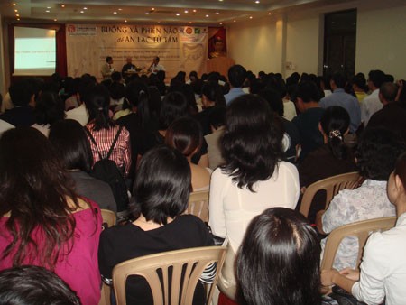 Hội trường của buổi tọa đàm Buông xả phiền não, an lạc từ tâm Hội trường của buổi tọa đàm Buông xả phiền não, an lạc từ tâm