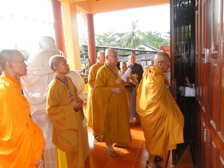 Cắt băng vào Chánh điện.jpg