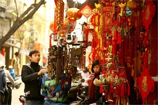 Người Hà Nội nhộn nhịp sắm đồ trang trí Tết