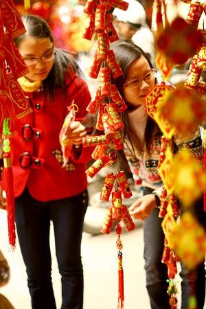 Người Hà Nội nhộn nhịp sắm đồ trang trí Tết