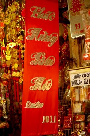 Người Hà Nội nhộn nhịp sắm đồ trang trí Tết