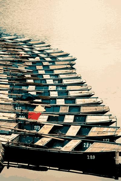 Bến đò Sào Khê với những con đò bằng tôn bé xíu cùng kích thước, thiết kế để có thể luồn lách qua những hang có nhỏ nhất. Về Tràng An vượt xuyên thủy động