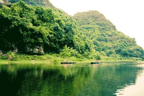 Mỗi thung như một bức tranh sơn thủy hữu tình. Về Tràng An vượt xuyên thủy động