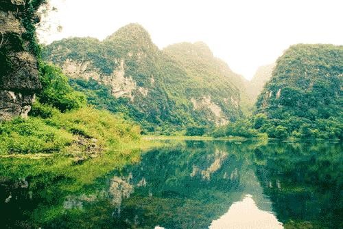 Mỗi thung như một bức tranh sơn thủy hữu tình. Về Tràng An vượt xuyên thủy động