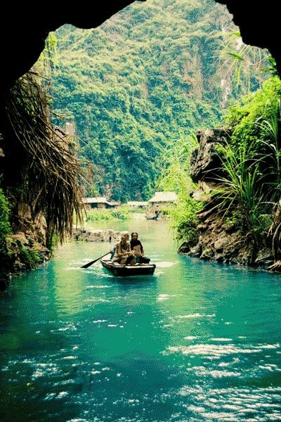 Cảm giác hồi hộp, lo lắng khi thuyền sắp vào hang đầu tiên. Về Tràng An vượt xuyên thủy động