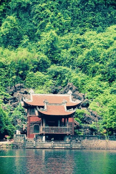 Chùa Bái Đính ẩn hiện trong màu xanh của nước, của rừng và những núi đá vôi. Về Tràng An vượt xuyên thủy động