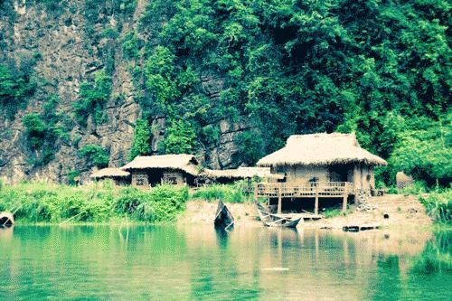 Những ngôi nhà tranh ven hồ tạo cảm giác nhẹ nhàng, thanh thản. Về Tràng An vượt xuyên thủy động