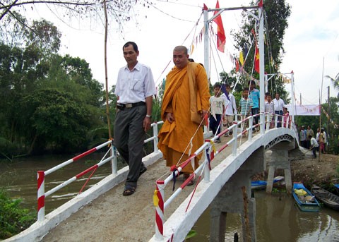 Kiên Giang: Tịnh xá Ngọc Sơn bàn giao cầu nông thôn và tặng quà Tết cho người nghèo ảnh 4 Kiên Giang: Tịnh xá Ngọc Sơn bàn giao cầu nông thôn và tặng quà Tết cho người nghèo ảnh 4