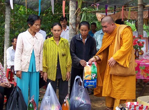 Kiên Giang: Tịnh xá Ngọc Sơn bàn giao cầu nông thôn và tặng quà Tết cho người nghèo ảnh 5 Kiên Giang: Tịnh xá Ngọc Sơn bàn giao cầu nông thôn và tặng quà Tết cho người nghèo ảnh 5