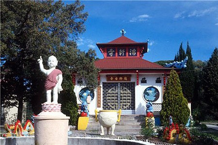 Chính điện của chùa Hồng Hiên. Chính điện của chùa Hồng Hiên.