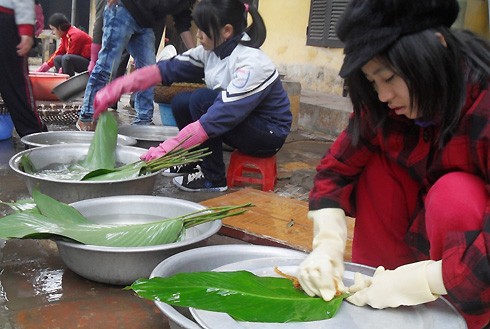 Tham gia chương trình “Bánh chưng cho bệnh nhân nghèo", các bạn sinh viên tình cũng háo hức dậy thật sớm đến chùa cùng các sư thầy tham gia rửa lá dong, đãi gạo, làm nhân, làm lạt... Ảnh: Hồng Cảnh. Ádf