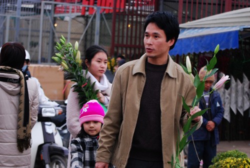 Hoa đào được bày bán nhiều nhất ở chợ hoa. Tiếp đến là hoa cúc. Mỗi khóm cúc này có giá từ 50.000-70.000 đồng. Hoa cúc đẹp, sang và bền nên rất nhiều người mua về trồng dịp Tết. Hoa violet và lay ơn khó có thể thiếu trong mỗi gia đình Hà Nội vào dịp Tết. Hoa ly thơm, bền và sang trọng. Thiếu nữ Hà Nội đi chợ hoa. Chợ hoa Tết không chỉ là nơi mua bán, đó còn là những khoảnh khắc thể hiện tình yêu thiên nhiên, sự thư thái của mỗi người khi xuân về. Vì thế, đi chợ hoa không chỉ có các bà, các mẹ, các chị mà nhiều bậc nam nhi cũng đến, chọn hoa và mang về nhà. Sau khi dạo nhiều vòng, mỗi gia đình đều có "sản phẩm" mang về. Và dĩ nhiên không thể thiếu một cành đào. Đào cũng theo những chuyến xe mang mùa xuân đến khắp ngõ ngách của thành phố Nhộn nhịp chợ hoa Tết