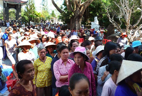Nhật Kim Anh lên chùa làm từ thiện ảnh 2 Nhật Kim Anh lên chùa làm từ thiện