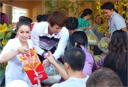 Nhật Kim Anh lên chùa làm từ thiện ảnh 8 Nhật Kim Anh lên chùa làm từ thiện