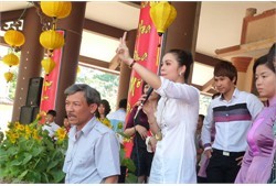 Nhật Kim Anh lên chùa làm từ thiện ảnh 9 Nhật Kim Anh lên chùa làm từ thiện