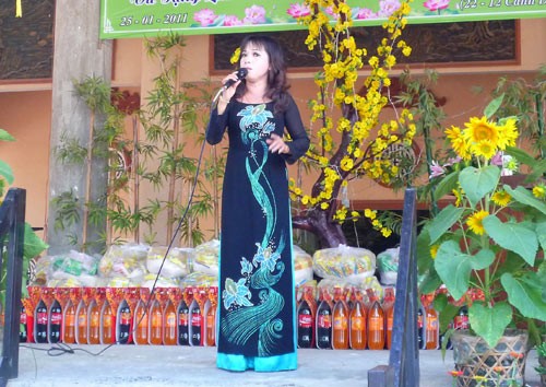 Diễn viên Bích Hằng rất nhiệt tình trong ca hát phục vụ bà con Không khí diễn ra như một ngày hội Nhật Kim Anh lên chùa làm từ thiện