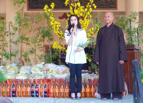 Diễn viên Bích Hằng rất nhiệt tình trong ca hát phục vụ bà con Không khí diễn ra như một ngày hội Nhật Kim Anh lên chùa làm từ thiện