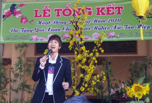 Diễn viên Bích Hằng rất nhiệt tình trong ca hát phục vụ bà con Không khí diễn ra như một ngày hội Nhật Kim Anh lên chùa làm từ thiện