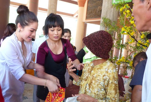 Diễn viên Bích Hằng rất nhiệt tình trong ca hát phục vụ bà con Không khí diễn ra như một ngày hội Nhật Kim Anh lên chùa làm từ thiện
