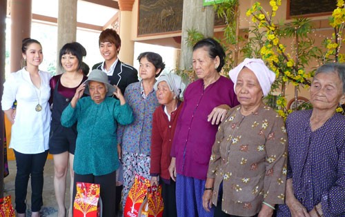 Diễn viên Bích Hằng rất nhiệt tình trong ca hát phục vụ bà con Không khí diễn ra như một ngày hội Nhật Kim Anh lên chùa làm từ thiện
