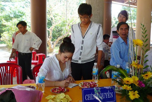 Nhật Kim Anh hứa hẹn năm sau sẽ cố gắng đến thăm với nhiều phần quà hơn nữa Nhật Kim Anh lên chùa làm từ thiện
