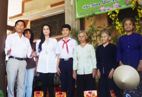 Nhật Kim Anh hứa hẹn năm sau sẽ cố gắng đến thăm với nhiều phần quà hơn nữa Nhật Kim Anh lên chùa làm từ thiện