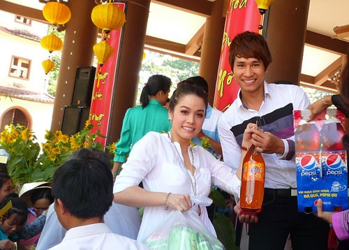 Nhật Kim Anh cùng Chu Bin hăng hái phát quà cho bà con nghèo Nhật Kim Anh lên chùa làm từ thiện