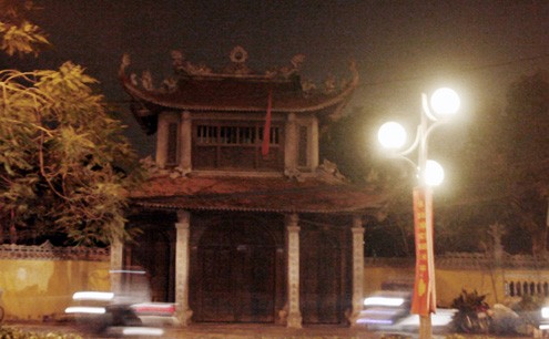 Bình thường, chùa Tảo Sách mở cửa đến 21h, nhưng mới 20h, chùa đã đóng cửa. Bình thường, chùa Tảo Sách mở cửa đến 21h, nhưng mới 20h, chùa đã đóng cửa.