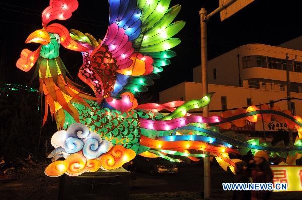 Lễ hội rước đèn lồng khuấy động không khí xuân tại Quảng Đông Mỗi chiếc đèn là một tác phẩm nghệ thuật Tứ Xuyên rộn ràng trong tiếng trống, tiếng chiêng, và nhịp điệu của những màn múa rồng, múa sư tử Người dân địa phương nâng ly cùng tiễn năm cũ, đón năm mới Những điệu múa mừng xuân mang đậm bản sắc địa phương Những chàng trai cũng trổ tài văn nghệ Các khu chợ, quầy hàng bán rong, cửa hàng, siêu thị chật cứng người sắm Tết. Lễ hội rước đèn lồng khuấy động không khí xuân tại Quảng Đông Mỗi chiếc đèn là một tác phẩm nghệ thuật Tứ Xuyên rộn ràng trong tiếng trống, tiếng chiêng, và nhịp điệu của những màn múa rồng, múa sư tử Người dân địa phương nâng ly cùng tiễn năm cũ, đón năm mới Những điệu múa mừng xuân mang đậm bản sắc địa phương Những chàng trai cũng trổ tài văn nghệ Các khu chợ, quầy hàng bán rong, cửa hàng, siêu thị chật cứng người sắm Tết.