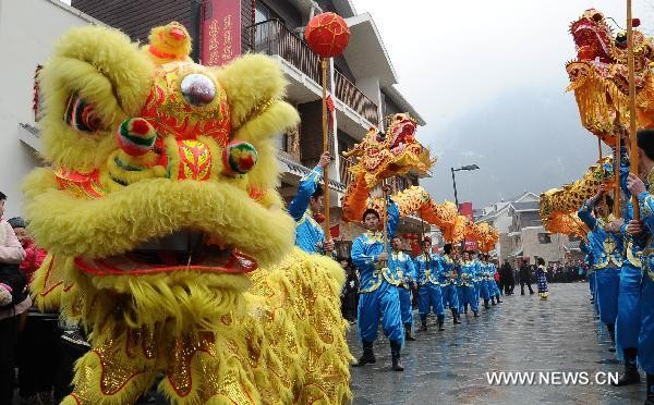 Lễ hội rước đèn lồng khuấy động không khí xuân tại Quảng Đông Mỗi chiếc đèn là một tác phẩm nghệ thuật Tứ Xuyên rộn ràng trong tiếng trống, tiếng chiêng, và nhịp điệu của những màn múa rồng, múa sư tử Người dân địa phương nâng ly cùng tiễn năm cũ, đón năm mới Những điệu múa mừng xuân mang đậm bản sắc địa phương Những chàng trai cũng trổ tài văn nghệ Các khu chợ, quầy hàng bán rong, cửa hàng, siêu thị chật cứng người sắm Tết. Lễ hội rước đèn lồng khuấy động không khí xuân tại Quảng Đông Mỗi chiếc đèn là một tác phẩm nghệ thuật Tứ Xuyên rộn ràng trong tiếng trống, tiếng chiêng, và nhịp điệu của những màn múa rồng, múa sư tử Người dân địa phương nâng ly cùng tiễn năm cũ, đón năm mới Những điệu múa mừng xuân mang đậm bản sắc địa phương Những chàng trai cũng trổ tài văn nghệ Các khu chợ, quầy hàng bán rong, cửa hàng, siêu thị chật cứng người sắm Tết.
