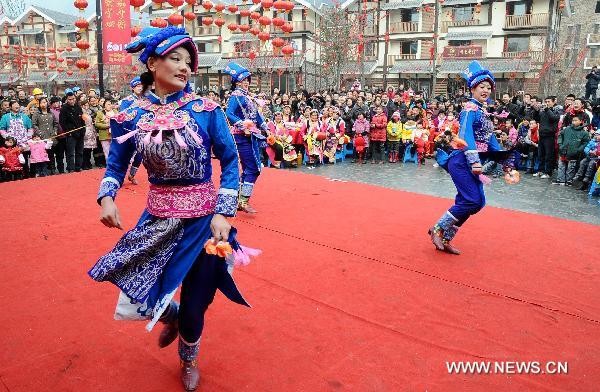 Lễ hội rước đèn lồng khuấy động không khí xuân tại Quảng Đông Mỗi chiếc đèn là một tác phẩm nghệ thuật Tứ Xuyên rộn ràng trong tiếng trống, tiếng chiêng, và nhịp điệu của những màn múa rồng, múa sư tử Người dân địa phương nâng ly cùng tiễn năm cũ, đón năm mới Những điệu múa mừng xuân mang đậm bản sắc địa phương Những chàng trai cũng trổ tài văn nghệ Các khu chợ, quầy hàng bán rong, cửa hàng, siêu thị chật cứng người sắm Tết. Lễ hội rước đèn lồng khuấy động không khí xuân tại Quảng Đông Mỗi chiếc đèn là một tác phẩm nghệ thuật Tứ Xuyên rộn ràng trong tiếng trống, tiếng chiêng, và nhịp điệu của những màn múa rồng, múa sư tử Người dân địa phương nâng ly cùng tiễn năm cũ, đón năm mới Những điệu múa mừng xuân mang đậm bản sắc địa phương Những chàng trai cũng trổ tài văn nghệ Các khu chợ, quầy hàng bán rong, cửa hàng, siêu thị chật cứng người sắm Tết.