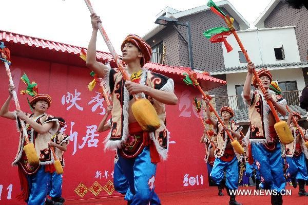 Lễ hội rước đèn lồng khuấy động không khí xuân tại Quảng Đông Mỗi chiếc đèn là một tác phẩm nghệ thuật Tứ Xuyên rộn ràng trong tiếng trống, tiếng chiêng, và nhịp điệu của những màn múa rồng, múa sư tử Người dân địa phương nâng ly cùng tiễn năm cũ, đón năm mới Những điệu múa mừng xuân mang đậm bản sắc địa phương Những chàng trai cũng trổ tài văn nghệ Các khu chợ, quầy hàng bán rong, cửa hàng, siêu thị chật cứng người sắm Tết. Lễ hội rước đèn lồng khuấy động không khí xuân tại Quảng Đông Mỗi chiếc đèn là một tác phẩm nghệ thuật Tứ Xuyên rộn ràng trong tiếng trống, tiếng chiêng, và nhịp điệu của những màn múa rồng, múa sư tử Người dân địa phương nâng ly cùng tiễn năm cũ, đón năm mới Những điệu múa mừng xuân mang đậm bản sắc địa phương Những chàng trai cũng trổ tài văn nghệ Các khu chợ, quầy hàng bán rong, cửa hàng, siêu thị chật cứng người sắm Tết.