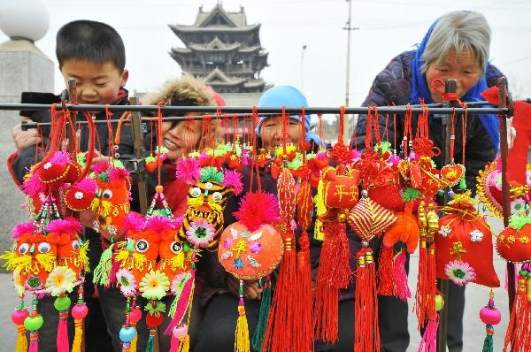 Lễ hội rước đèn lồng khuấy động không khí xuân tại Quảng Đông Mỗi chiếc đèn là một tác phẩm nghệ thuật Tứ Xuyên rộn ràng trong tiếng trống, tiếng chiêng, và nhịp điệu của những màn múa rồng, múa sư tử Người dân địa phương nâng ly cùng tiễn năm cũ, đón năm mới Những điệu múa mừng xuân mang đậm bản sắc địa phương Những chàng trai cũng trổ tài văn nghệ Các khu chợ, quầy hàng bán rong, cửa hàng, siêu thị chật cứng người sắm Tết. Lễ hội rước đèn lồng khuấy động không khí xuân tại Quảng Đông Mỗi chiếc đèn là một tác phẩm nghệ thuật Tứ Xuyên rộn ràng trong tiếng trống, tiếng chiêng, và nhịp điệu của những màn múa rồng, múa sư tử Người dân địa phương nâng ly cùng tiễn năm cũ, đón năm mới Những điệu múa mừng xuân mang đậm bản sắc địa phương Những chàng trai cũng trổ tài văn nghệ Các khu chợ, quầy hàng bán rong, cửa hàng, siêu thị chật cứng người sắm Tết.