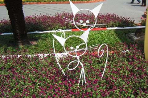 Hai chú mèo uốn bằng sắt cũng rất ngộ nghĩnh. Hia chú mèo uốn bằng sắt cũng rất ngộ nghĩnh.