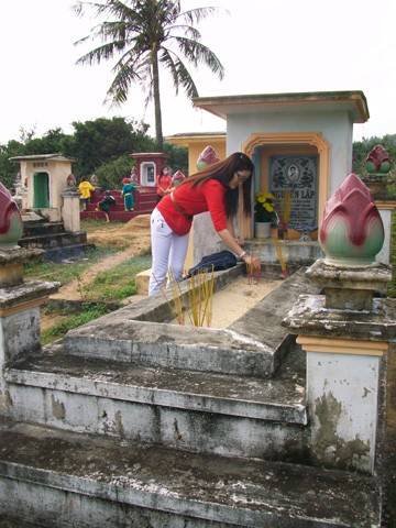 Ngày đầu năm, người dân TP Quảng Ngãi đi viếng mộ người thân. Ảnh: PHO chụp tại TP Quảng Ngãi.