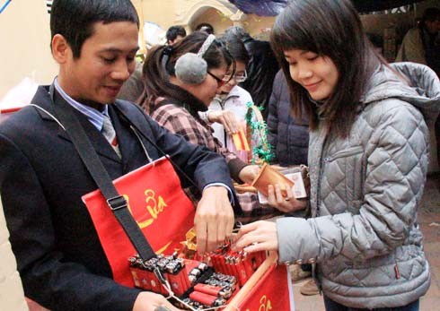 Bật lửa lấy hên với giá 10.000 đồng cũng hút được cả phái đẹp đến mua. Ảnh: Hà Anh Bật lửa lấy hên với giá 10.000 đồng cũng hút được cả phái đẹp đến mua. Ảnh: Hà Anh