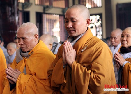 Từ sáng sớm ngày mùng 1 Tết, rất đông gia đình đã đi tới chùa, tham gia các nghi lễ của Phật giáo. Nội dung buổi lễ đầu năm thường là cầu cho quốc thái, dân an, mong muốn đất nước được thanh bình, người dân yên ổn làm ăn, sinh sống. Cuối mỗi buổi lễ cầu an, thầy trụ trì và các vị cao tăng thường dành thời gian giảng giải những lời răn dạy của Đức Phật, với mong muốn mỗi người dân, mỗi phật tử sống tốt đời, đẹp đạo. Sau buổi lễ cầu an, các vị tăng, ni dẫn đầu cho lễ chiêm bái xá lị. Đoàn người lặng lẽ, trật tự, lần lượt đi vòng quanh nơi trưng bày. Vị trụ trì thuyết giảng về những viên xá lị được trưng bày nơi đây. Xá lị, phiên âm từ tiếng Phạn (sarira), có nghĩa là "những hạt cứng", đây là những phần còn lại của thân thể các vị thiền sư đắc đạo sau khi được hỏa thiêu. Đến nay còn nhiều cách giải thích về sự hình thành các hạt xá lị, nhưng chưa có giả thuyết nào thật sự thuyết phục. Tuy nhiên, việc chiêm bái những "viên ngọc" này luôn mang lại cảm giác bình an, thánh thiện. Cùng với lễ chiêm bái xá lị là lễ phóng sinh. Một vị tăng giảng về ý nghĩa và bài học đạo đức từ việc phóng sinh, giúp con người hướng thiện. Từng con chim được vị trụ trì và người dân phóng sinh, mang theo ước vọng từ bi, giải trừ oán hận, thuận theo đức hiếu sinh của đất trời, vạn vật.