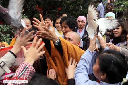 Từ sáng sớm ngày mùng 1 Tết, rất đông gia đình đã đi tới chùa, tham gia các nghi lễ của Phật giáo. Nội dung buổi lễ đầu năm thường là cầu cho quốc thái, dân an, mong muốn đất nước được thanh bình, người dân yên ổn làm ăn, sinh sống. Cuối mỗi buổi lễ cầu an, thầy trụ trì và các vị cao tăng thường dành thời gian giảng giải những lời răn dạy của Đức Phật, với mong muốn mỗi người dân, mỗi phật tử sống tốt đời, đẹp đạo. Sau buổi lễ cầu an, các vị tăng, ni dẫn đầu cho lễ chiêm bái xá lị. Đoàn người lặng lẽ, trật tự, lần lượt đi vòng quanh nơi trưng bày. Vị trụ trì thuyết giảng về những viên xá lị được trưng bày nơi đây. Xá lị, phiên âm từ tiếng Phạn (sarira), có nghĩa là "những hạt cứng", đây là những phần còn lại của thân thể các vị thiền sư đắc đạo sau khi được hỏa thiêu. Đến nay còn nhiều cách giải thích về sự hình thành các hạt xá lị, nhưng chưa có giả thuyết nào thật sự thuyết phục. Tuy nhiên, việc chiêm bái những "viên ngọc" này luôn mang lại cảm giác bình an, thánh thiện. Cùng với lễ chiêm bái xá lị là lễ phóng sinh. Một vị tăng giảng về ý nghĩa và bài học đạo đức từ việc phóng sinh, giúp con người hướng thiện. Từng con chim được vị trụ trì và người dân phóng sinh, mang theo ước vọng từ bi, giải trừ oán hận, thuận theo đức hiếu sinh của đất trời, vạn vật.