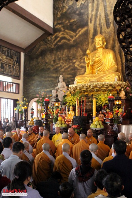 Từ sáng sớm ngày mùng 1 Tết, rất đông gia đình đã đi tới chùa, tham gia các nghi lễ của Phật giáo. Nội dung buổi lễ đầu năm thường là cầu cho quốc thái, dân an, mong muốn đất nước được thanh bình, người dân yên ổn làm ăn, sinh sống. Cuối mỗi buổi lễ cầu an, thầy trụ trì và các vị cao tăng thường dành thời gian giảng giải những lời răn dạy của Đức Phật, với mong muốn mỗi người dân, mỗi phật tử sống tốt đời, đẹp đạo. Sau buổi lễ cầu an, các vị tăng, ni dẫn đầu cho lễ chiêm bái xá lị. Đoàn người lặng lẽ, trật tự, lần lượt đi vòng quanh nơi trưng bày. Vị trụ trì thuyết giảng về những viên xá lị được trưng bày nơi đây. Xá lị, phiên âm từ tiếng Phạn (sarira), có nghĩa là "những hạt cứng", đây là những phần còn lại của thân thể các vị thiền sư đắc đạo sau khi được hỏa thiêu. Đến nay còn nhiều cách giải thích về sự hình thành các hạt xá lị, nhưng chưa có giả thuyết nào thật sự thuyết phục. Tuy nhiên, việc chiêm bái những "viên ngọc" này luôn mang lại cảm giác bình an, thánh thiện. Cùng với lễ chiêm bái xá lị là lễ phóng sinh. Một vị tăng giảng về ý nghĩa và bài học đạo đức từ việc phóng sinh, giúp con người hướng thiện. Từng con chim được vị trụ trì và người dân phóng sinh, mang theo ước vọng từ bi, giải trừ oán hận, thuận theo đức hiếu sinh của đất trời, vạn vật.