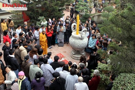 Từ sáng sớm ngày mùng 1 Tết, rất đông gia đình đã đi tới chùa, tham gia các nghi lễ của Phật giáo. Nội dung buổi lễ đầu năm thường là cầu cho quốc thái, dân an, mong muốn đất nước được thanh bình, người dân yên ổn làm ăn, sinh sống. Cuối mỗi buổi lễ cầu an, thầy trụ trì và các vị cao tăng thường dành thời gian giảng giải những lời răn dạy của Đức Phật, với mong muốn mỗi người dân, mỗi phật tử sống tốt đời, đẹp đạo. Sau buổi lễ cầu an, các vị tăng, ni dẫn đầu cho lễ chiêm bái xá lị. Đoàn người lặng lẽ, trật tự, lần lượt đi vòng quanh nơi trưng bày. Vị trụ trì thuyết giảng về những viên xá lị được trưng bày nơi đây. Xá lị, phiên âm từ tiếng Phạn (sarira), có nghĩa là "những hạt cứng", đây là những phần còn lại của thân thể các vị thiền sư đắc đạo sau khi được hỏa thiêu. Đến nay còn nhiều cách giải thích về sự hình thành các hạt xá lị, nhưng chưa có giả thuyết nào thật sự thuyết phục. Tuy nhiên, việc chiêm bái những "viên ngọc" này luôn mang lại cảm giác bình an, thánh thiện. Cùng với lễ chiêm bái xá lị là lễ phóng sinh. Một vị tăng giảng về ý nghĩa và bài học đạo đức từ việc phóng sinh, giúp con người hướng thiện. Từng con chim được vị trụ trì và người dân phóng sinh, mang theo ước vọng từ bi, giải trừ oán hận, thuận theo đức hiếu sinh của đất trời, vạn vật.