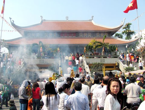 Chùa Vĩnh Nghiêm quận 3 đông nghẹt người đến cầu may ngày mùng 1. Ảnh: Hải Duyên Chùa Vĩnh Nghiêm quận 3 đông nghẹt người đến cầu may ngày mùng 1. Ảnh: Hải Duyên