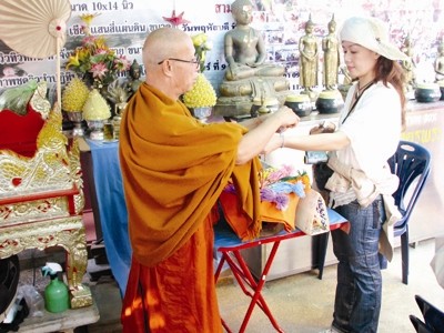 Nghi lễ rảy nước và buộc chỉ cầu may ở Tam giác Vàng . Ảnh: Trần Tuấn Nghi lễ rảy nước và buộc chỉ cầu may ở Tam giác Vàng