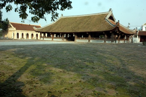 Sân đình rêu phong, cổ kính. Ảnh, gdtd.vn 1.jpg