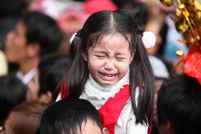 Dòng người náo nức, cuồn cuộn đổ về chùa chính Hương Tích Bị chen lấn cháu bé này òa khóc trên vai bố Không chỉ cháu bé khóc, một cô gái cũng bật khóc Cô gái này thì gần như đã ngất xỉu vì bị chen lấn Một nữ nhà báo đang cố thoát khỏi cảnh người chèn người Ông tây đầy háo hức, chắc lần đầu biết được sự “hấp dẫn” của lễ hội Chùa Hương Một anh công an mồ hôi đầm đìa khi gắng hết sức thực hiện nhiệm vụ giữa đám đông kinh hoàng Cổng động chính chỉ cách vài bước chân nhưng để vào được có khi mất cả giờ đồng hồ Nhiều người không thỏa được nguyện vào động chính đành đứng ngoài bái vọng Dòng người náo nức, cuồn cuộn đổ về chùa chính Hương Tích Bị chen lấn cháu bé này òa khóc trên vai bố Không chỉ cháu bé khóc, một cô gái cũng bật khóc Cô gái này thì gần như đã ngất xỉu vì bị chen lấn Một nữ nhà báo đang cố thoát khỏi cảnh người chèn người Ông tây đầy háo hức, chắc lần đầu biết được sự “hấp dẫn” của lễ hội Chùa Hương Một anh công an mồ hôi đầm đìa khi gắng hết sức thực hiện nhiệm vụ giữa đám đông kinh hoàng Cổng động chính chỉ cách vài bước chân nhưng để vào được có khi mất cả giờ đồng hồ Nhiều người không thỏa được nguyện vào động chính đành đứng ngoài bái vọng