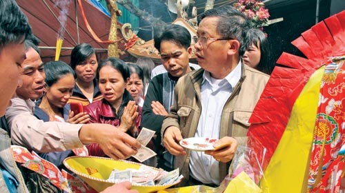 Chỉ một con ngựa giấy đặt trước đền Chợ Củi (Hà Tĩnh), ông thầy này với vài lời khấn gieo quẻ “hái” ra lộc... - Ảnh: Văn Định Chỉ một con ngựa giấy đặt trước đền Chợ Củi (Hà Tĩnh), ông thầy này với vài lời khấn gieo quẻ “hái” ra lộc... - Ảnh: Văn Định