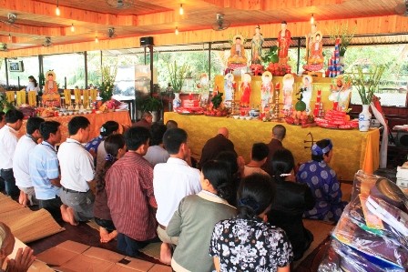 Hầu hết các thân nhân có người nhà bị nạn trong vụ chìm tàu Dìn Ký đêm 20-5 có mặt tại buổi cầu siêu này Hầu hết các thân nhân có người nhà bị nạn trong vụ chìm tàu Dìn Ký đêm 20-5 có mặt tại buổi cầu siêu này